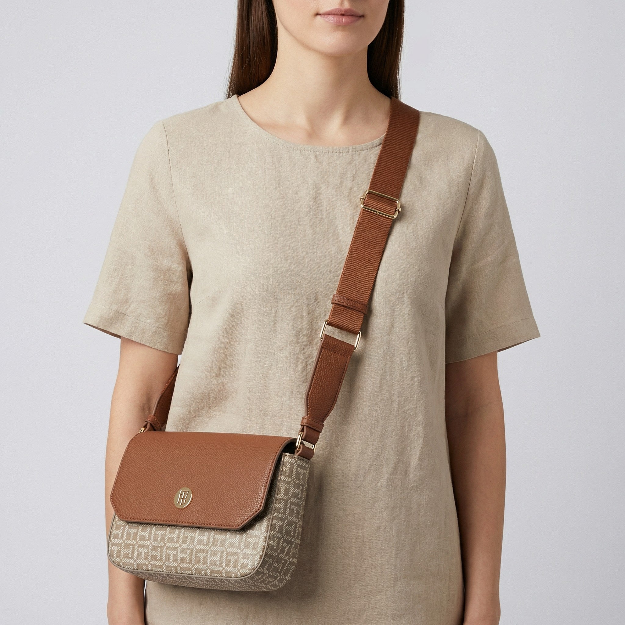 Bolso Crossbody Tommy Hilfiger Beige con Monograma TH y Correa Ancha – 100% Original