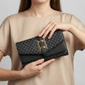 Cartera Clutch Negra con Patrón Geométrico y Hebilla Dorada